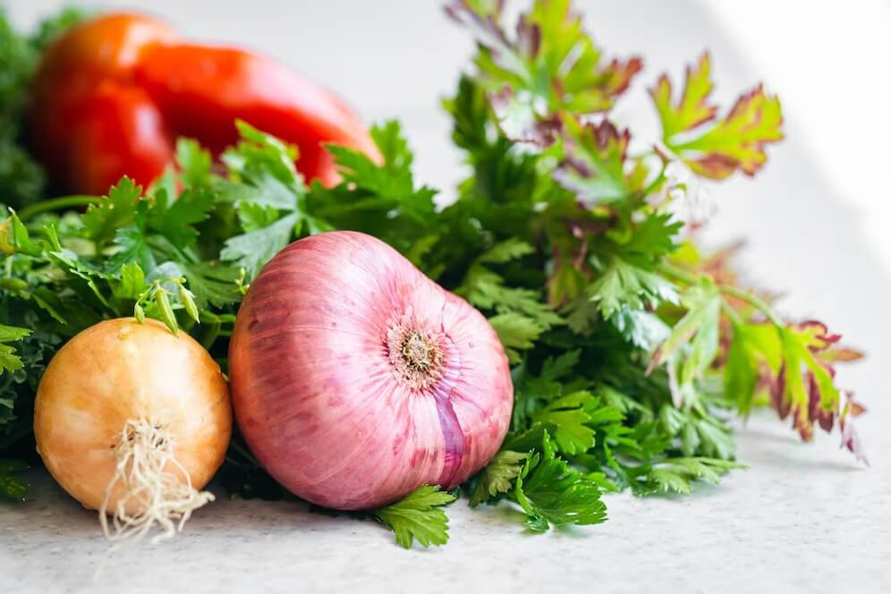 onion parsley closeup kitchen table 169016 40147